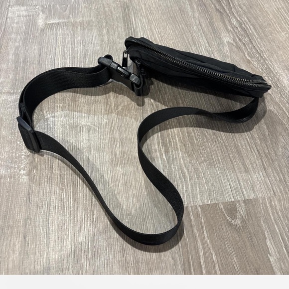 Black Belt Bag Fanny Pack Crossbody Sling Bag Adjustable Strap - Picture 2 of 4